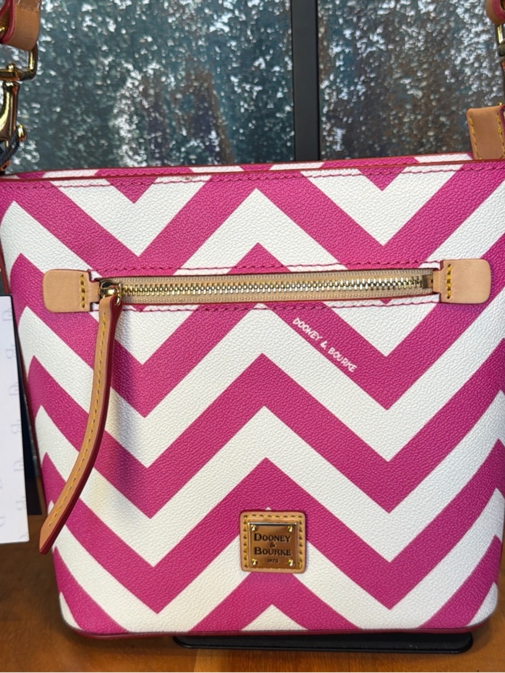 Dooney & Bourke Barbiecore Pink/White Chevron Crossbody NWT - Picture 4 of 15